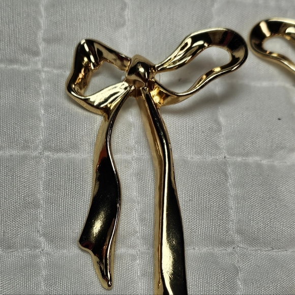 Gold Asymetrical "Flowy" Bow Earrings NEW Boutique - Picture 2 of 3